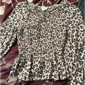 Little Girl’s Pant Set. Pink and Leopard Print Top and Gray Pants. Size M (7/8)